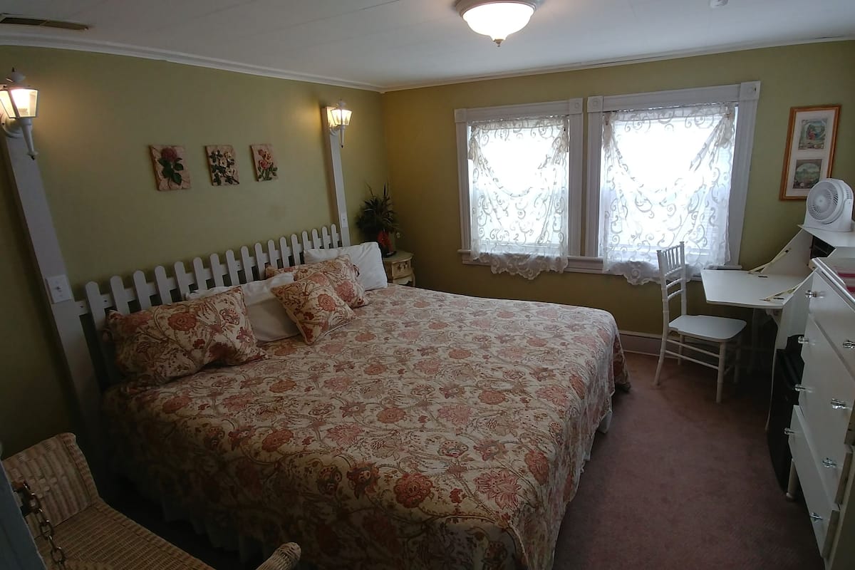 Habitación (B-4: Madison’s Room: King Bed) | Ropa de cama de alta calidad, camas con efecto memoria y escritorio