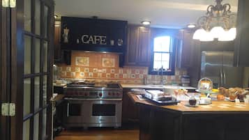 Petit déjeuner complet compris tous les jours