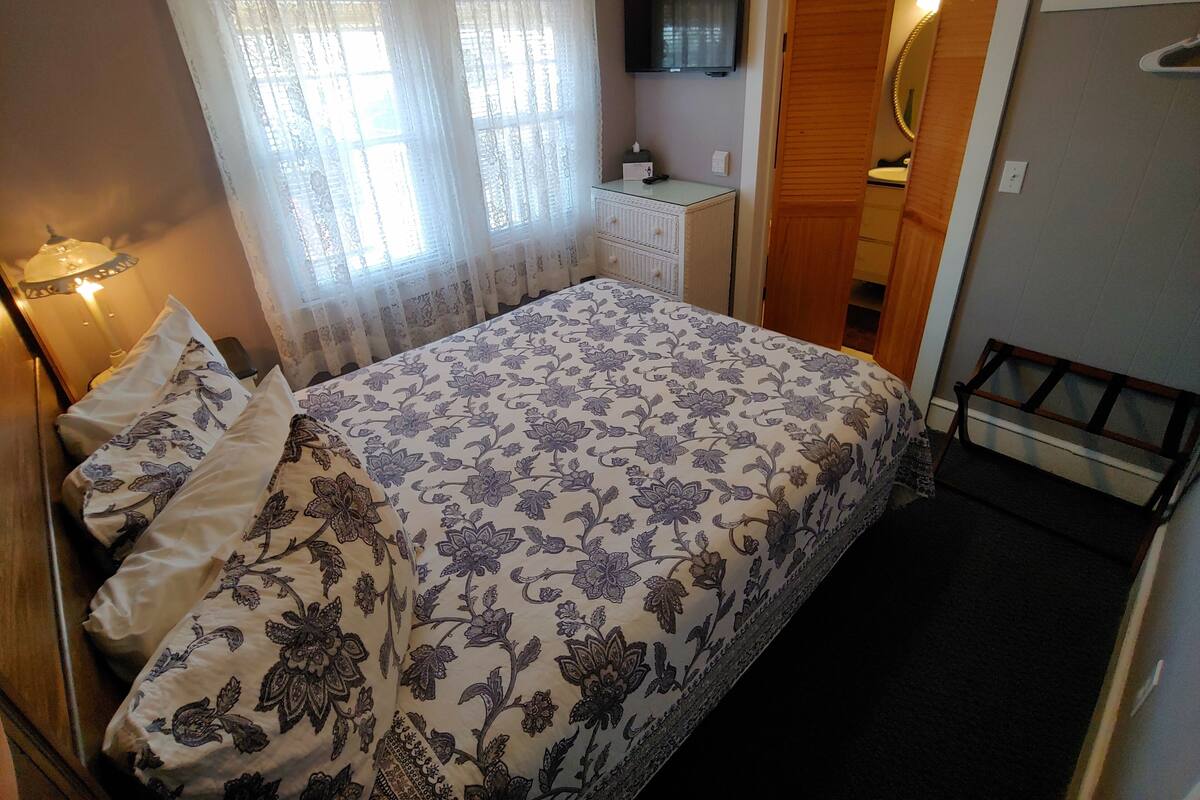Habitación (B-8: Christina’s Room: Queen Bed) | Ropa de cama de alta calidad, camas con efecto memoria y escritorio