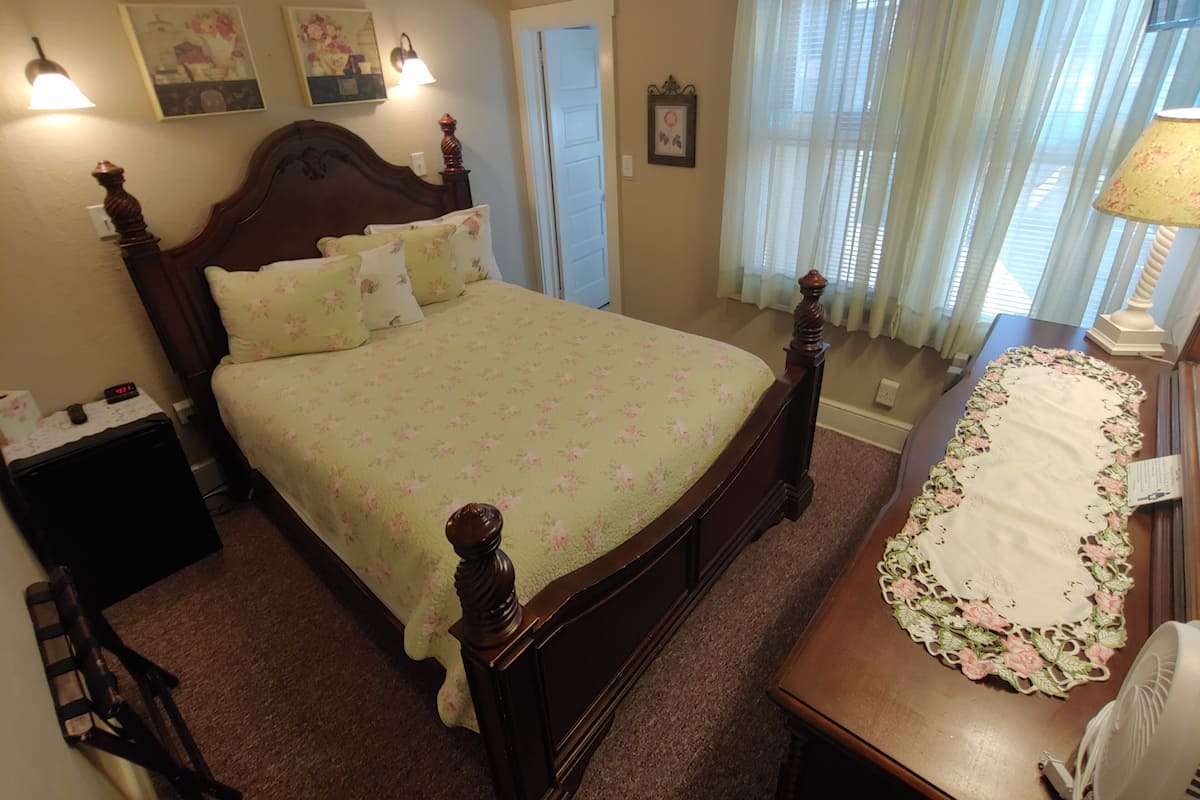 Habitación (A-3: Rose Room: Queen Bed) | Ropa de cama de alta calidad, camas con efecto memoria y escritorio