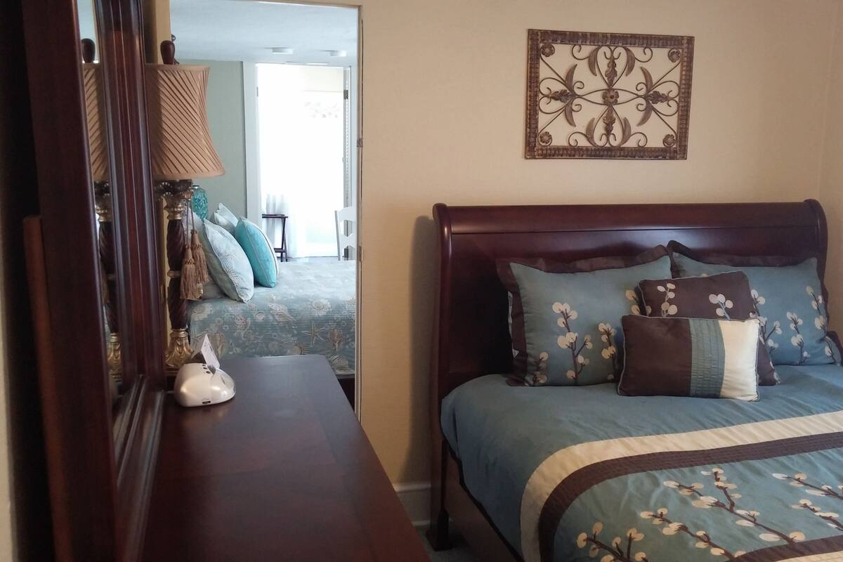 Suite Deluxe | Ropa de cama de alta calidad, camas con efecto memoria y escritorio