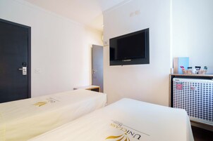 Standard Quadruple Room | Desk, free WiFi, bed sheets