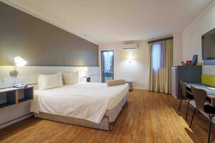 Suite | Desk, free WiFi, bed sheets