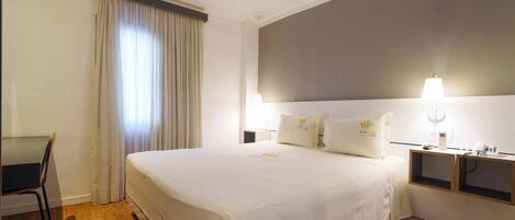 Minibar, escritorio, wifi gratis y ropa de cama