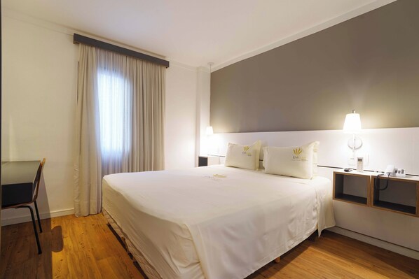 Escritorio, wifi gratis y ropa de cama