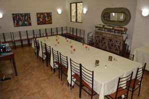 Se sirven desayunos, almuerzos, cenas y cocina local e internacional 