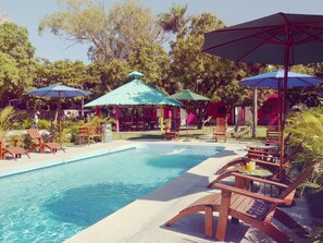 Una piscina al aire libre