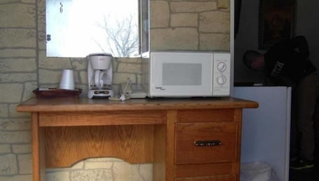 Habitación estándar, 1 cama de matrimonio | Microondas. Virden Motel