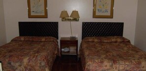 Habitación doble estándar, 2 camas matrimoniales | Escritorio, wifi gratis y ropa de cama 