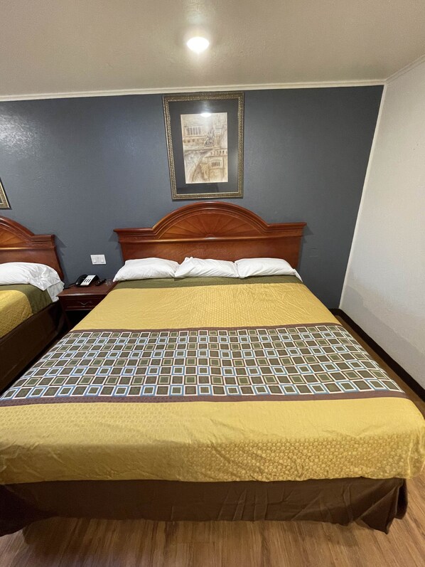 غرفة ديلوكس - سريران مزدوجان - للمدخنين | مكتب وتجهيزات عازلة للصوت وواي فاي مجانًا وملاءات أسرّة