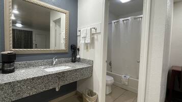 Deluxe Room, 1 King Bed, Non Smoking | Bathroom
