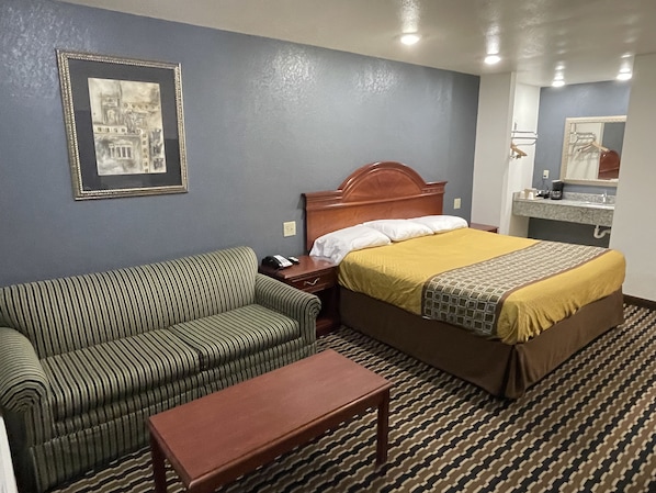 Deluxe Room, 1 King Bed, Non Smoking | Desk, soundproofing, free WiFi, bed sheets - Sallisaw Inn (Sallisaw)
