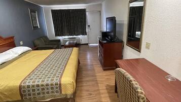 Deluxe Room, 1 King Bed, Smoking | Desk, soundproofing, free WiFi, bed sheets