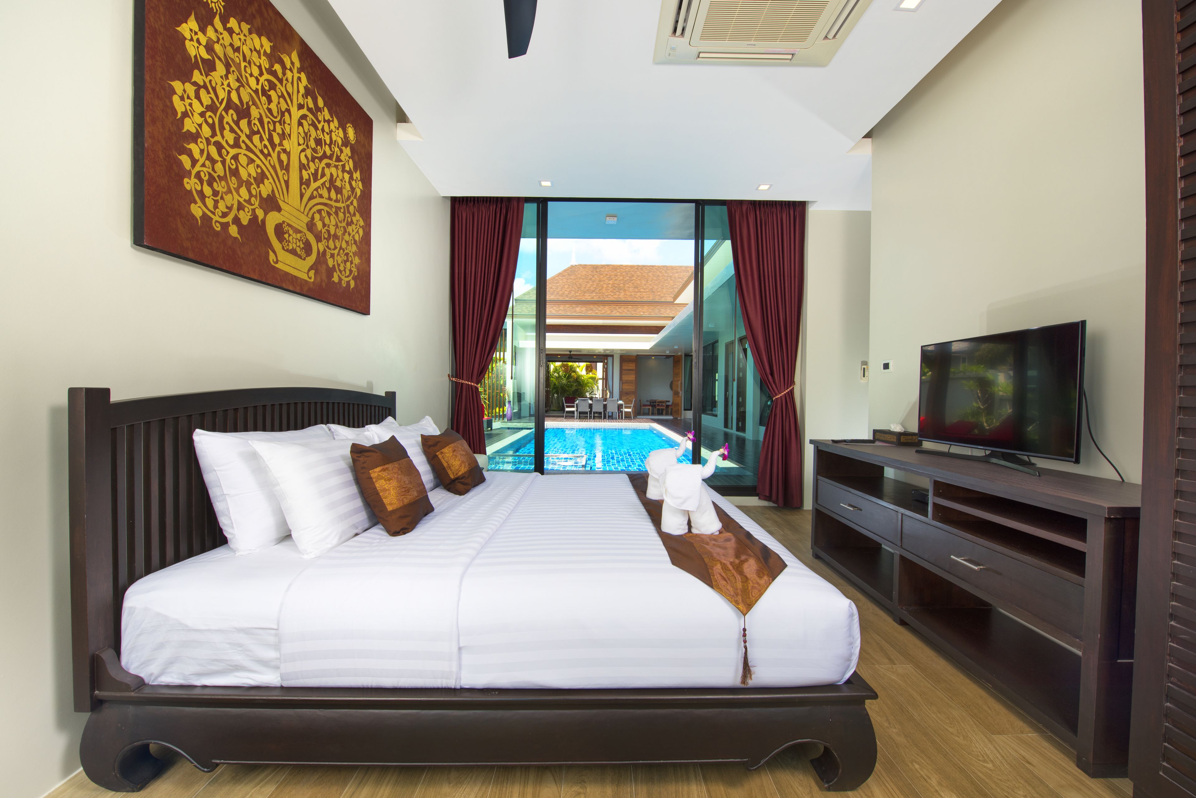 4 bedrooms, in-room safe, laptop workspace, iron/ironing board