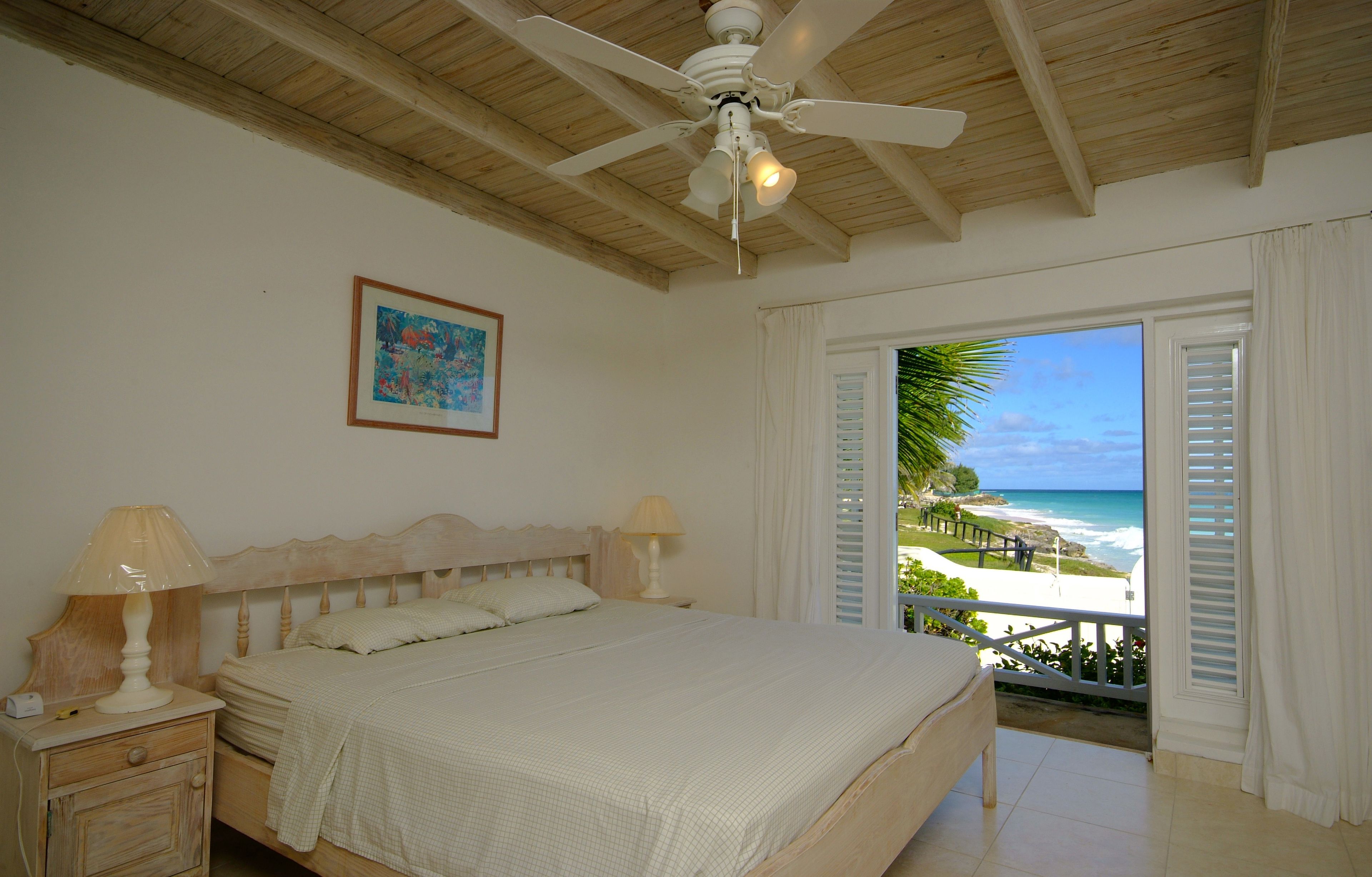 Camas Select Comfort y caja de seguridad en la habitación 