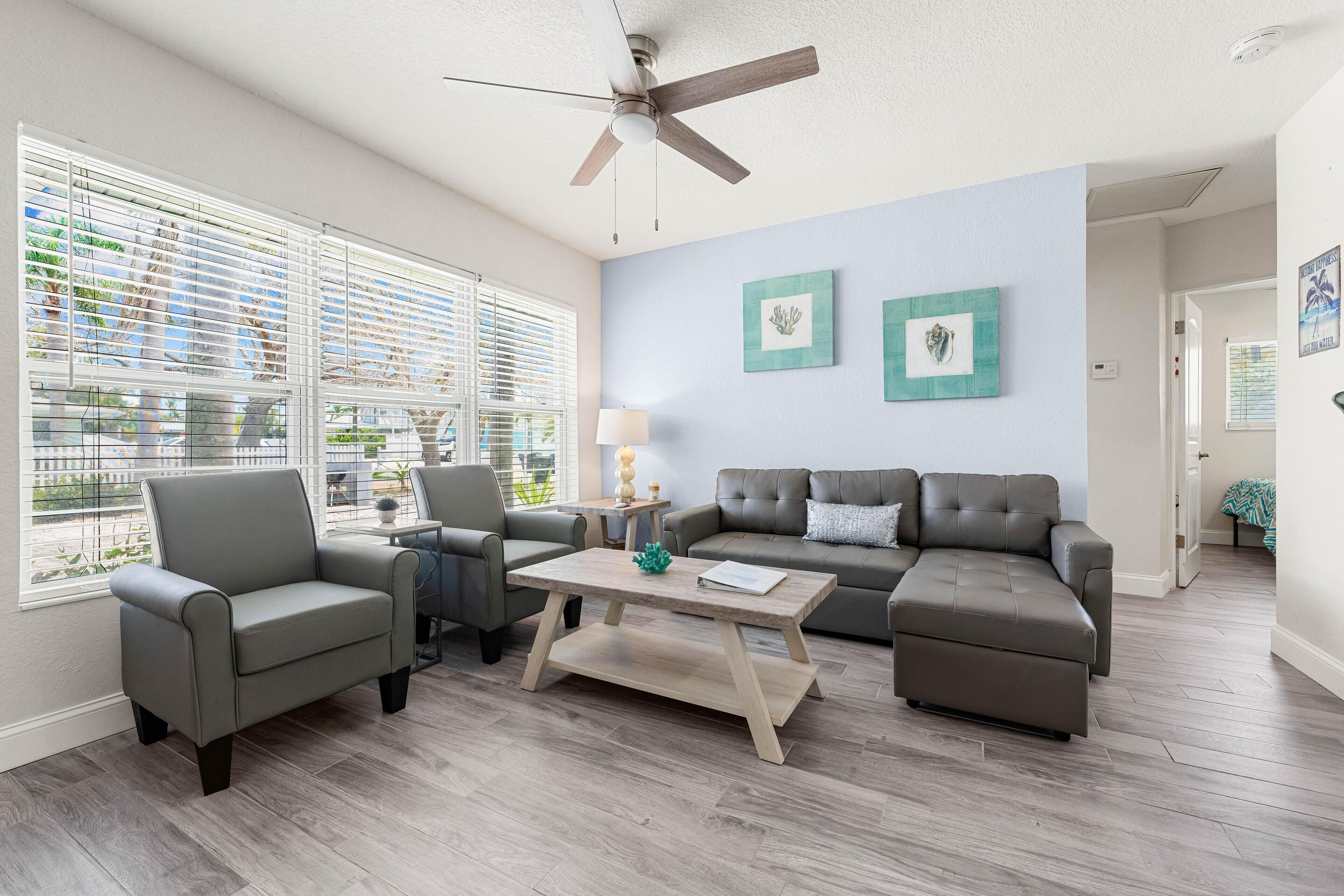 Nhà, 1 giường cỡ queen và sofa giường, quang cảnh vườn (Sun and Sea - 1) | Khu phòng khách | TV màn hình phẳng 