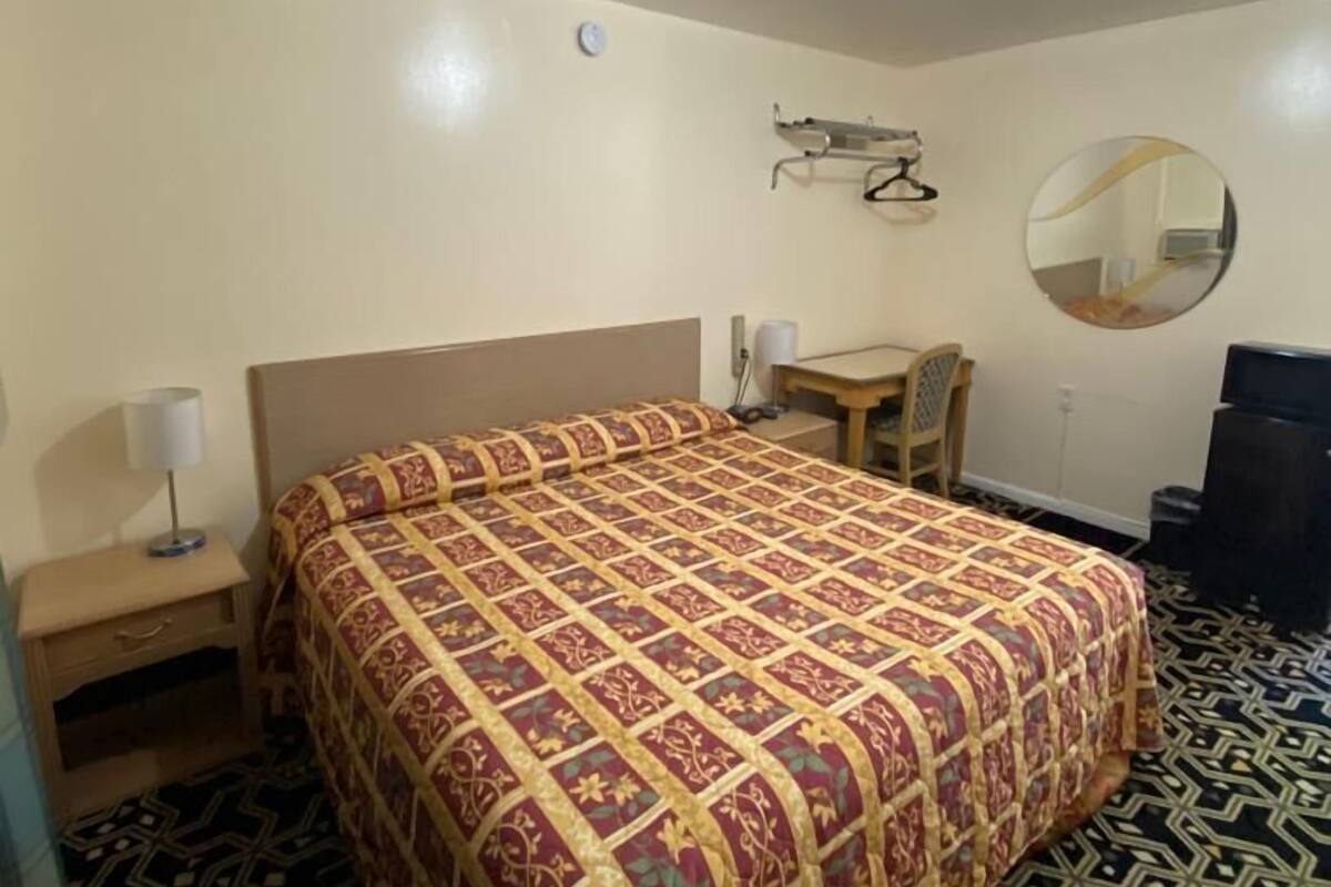 Room, 1 King Bed, Non Smoking | Iron/ironing board, free WiFi, bed sheets