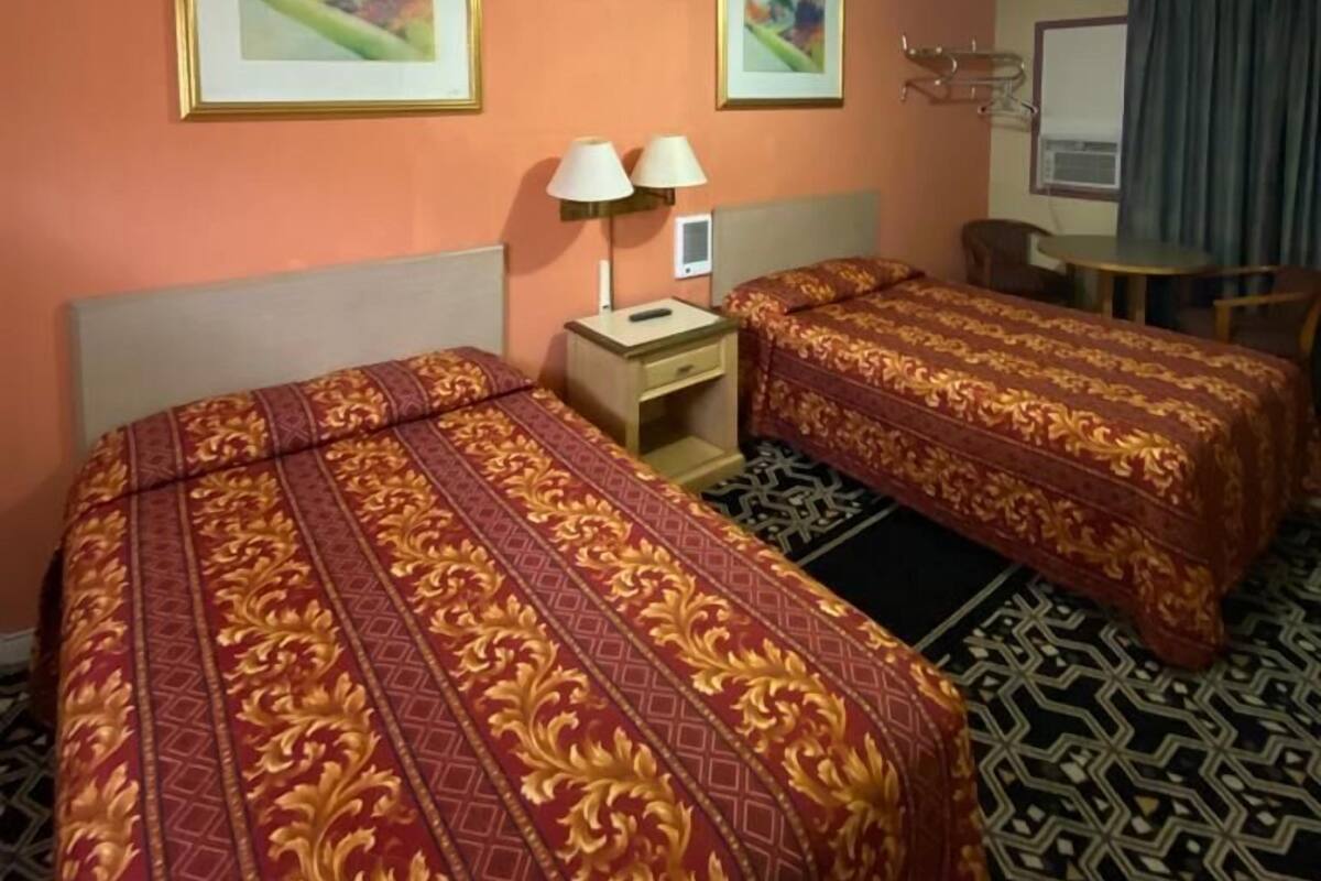 Iron/ironing board, free WiFi, bed sheets