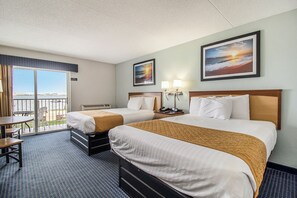 Premier-Zimmer, 2 Queen-Betten, Balkon, Seeblick | Schreibtisch, Bügeleisen/Bügelbrett, kostenloses WLAN, Bettwäsche