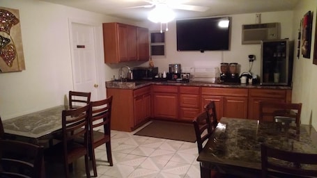 Free continental breakfast. White Sands Motel