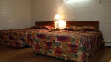 Escritorio, cortinas blackout y tabla de planchar con plancha 