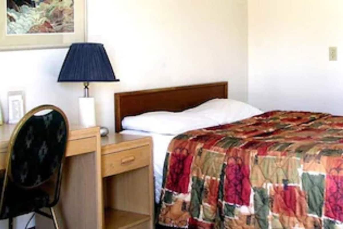 Room, 1 Queen Bed | Desk, blackout curtains, iron/ironing board, free WiFi