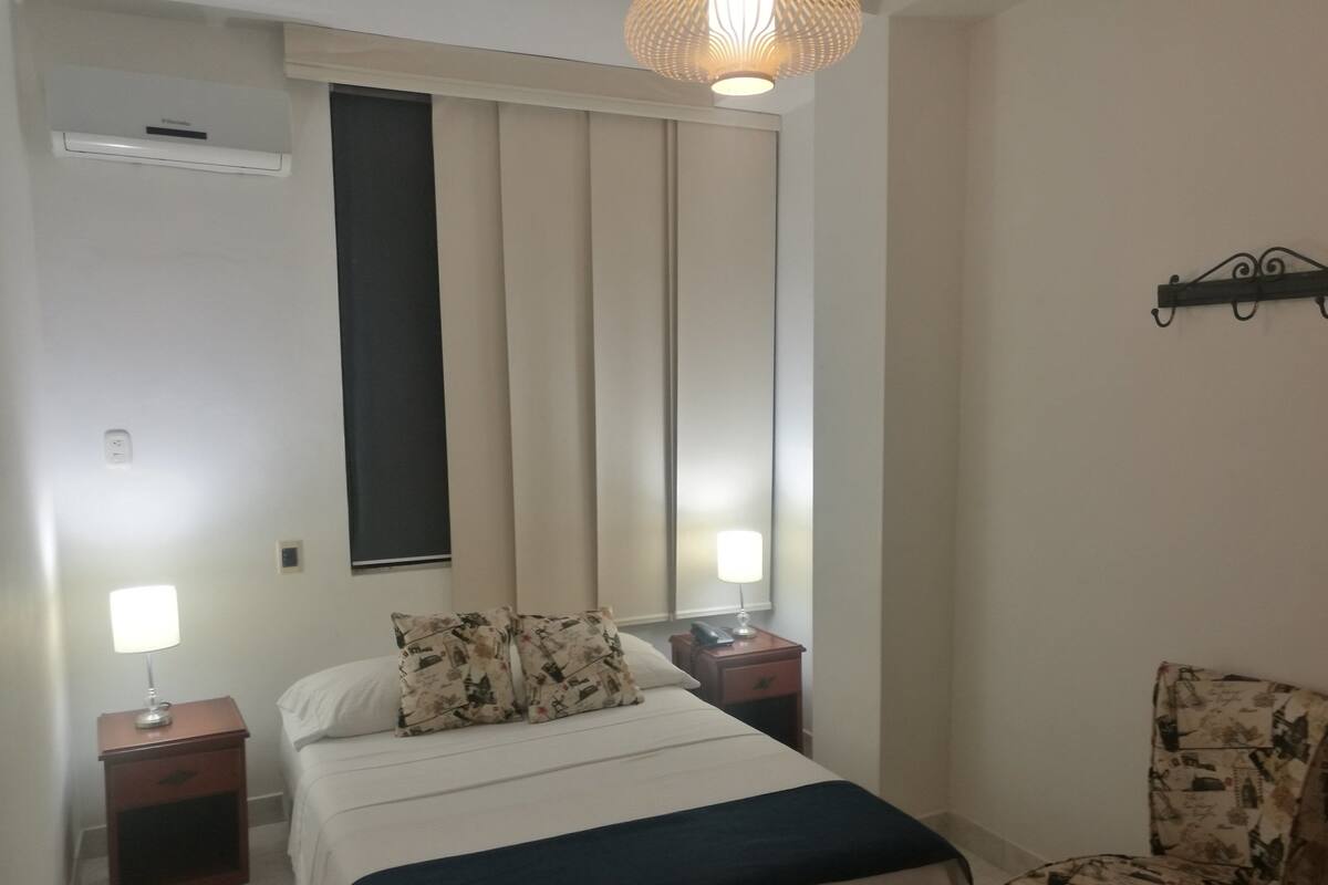 Minibar y caja de seguridad en la habitación
