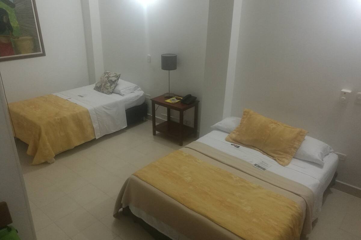 Minibar y caja de seguridad en la habitación