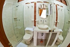 Habitación individual | Baño | Regadera, amenidades de baño gratuitas, secadora de cabello, toallas