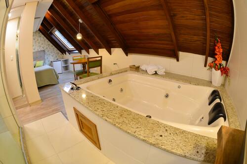 Deluxe Suite, Jetted Tub