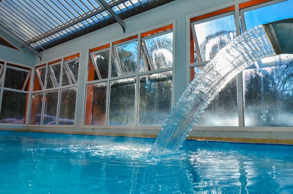 Piscine couverte, chaises longues