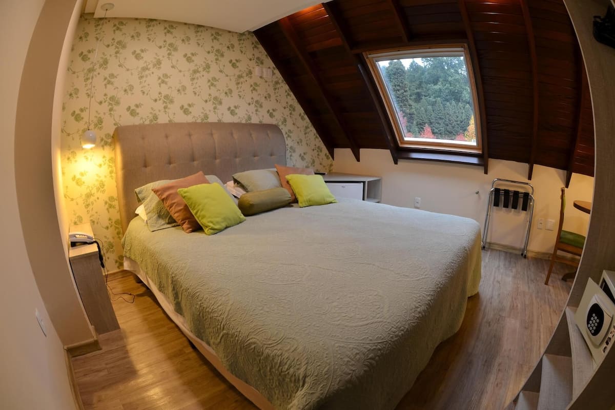 Minibar, coffres-forts dans les chambres, bureau, chambres insonorisées