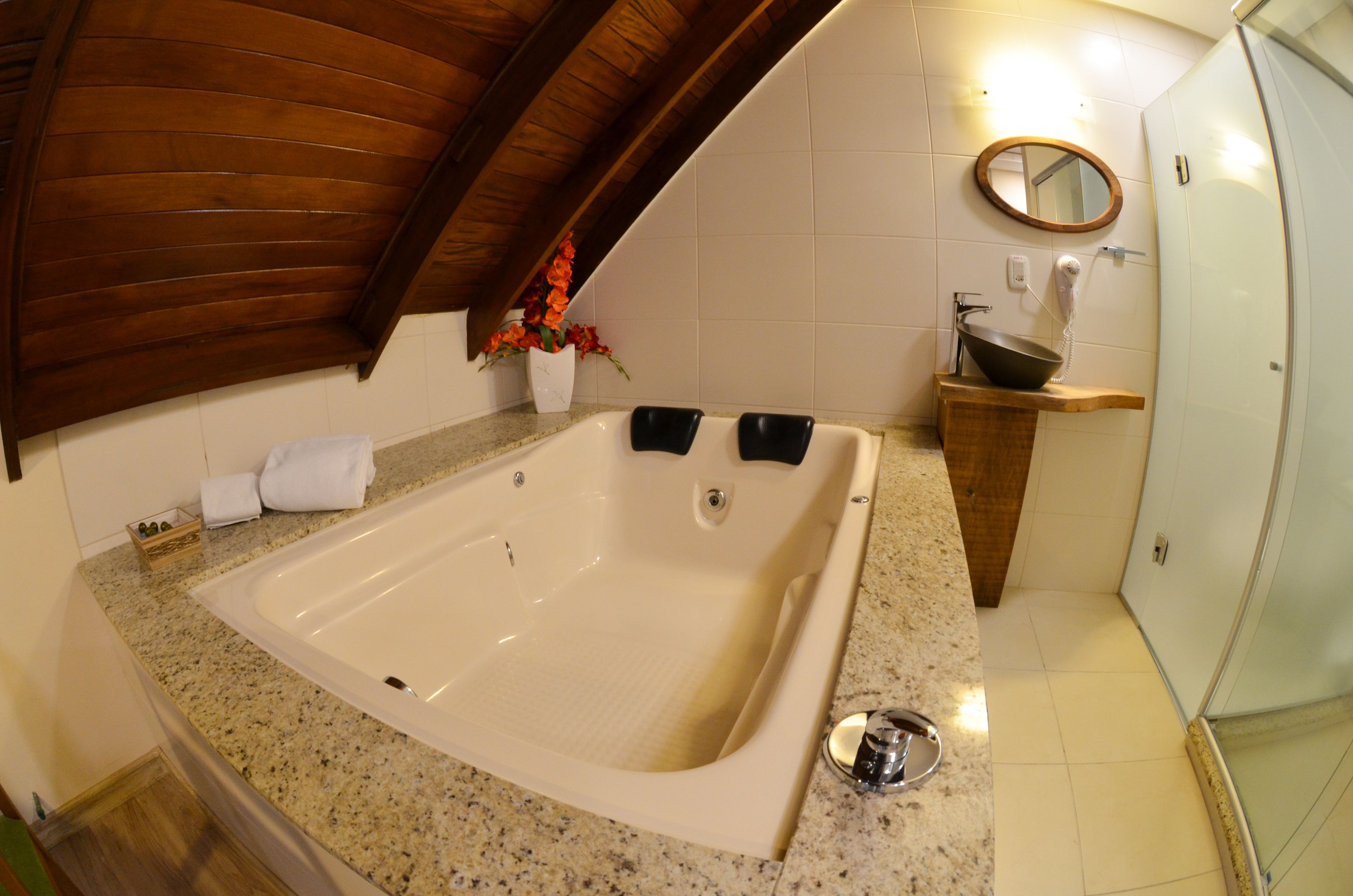 deluxe suite, jetted tub | bathroom | shower, free toiletries, hair dryer, towels