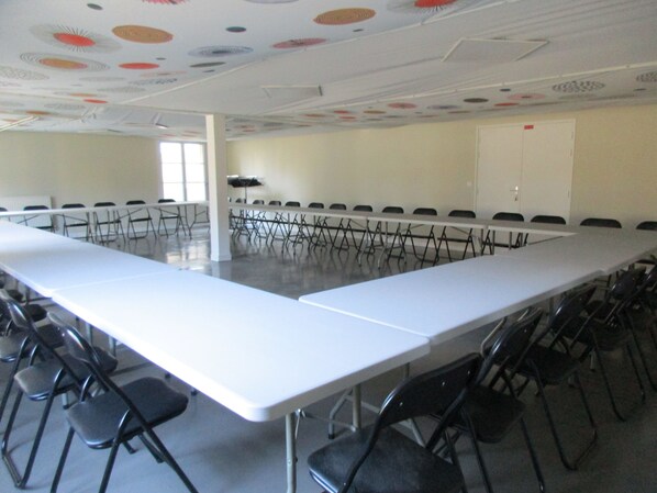 A conference room with a long table and chairs, a whiteboard, and a door. -  LE NID DE LA TOUR (Loudun)