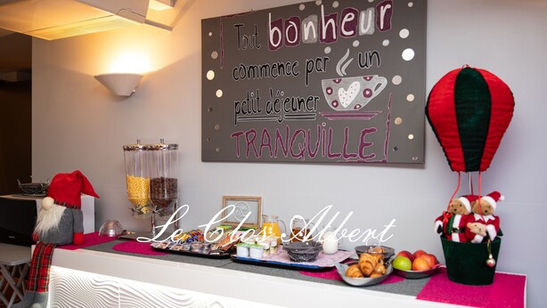 Un buffet de petit-déjeuner agrémenté d’une pancarte décorative, d’un gnome et d’une décoration représentant une montgolfière.