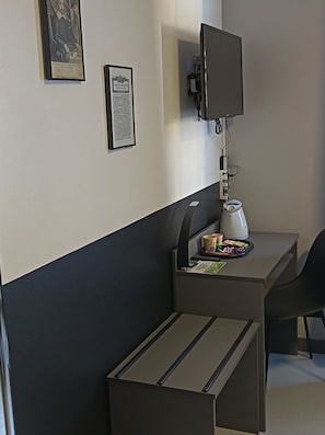 A workspace with a desk, a monitor, a coffee machine, and a trash bin. -  LE NID DE LA TOUR (Loudun)