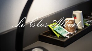 Ett skrivbord med en skrivbordslampa, en kopp och ett fat med en tepåse från Yate och en vit kopp.