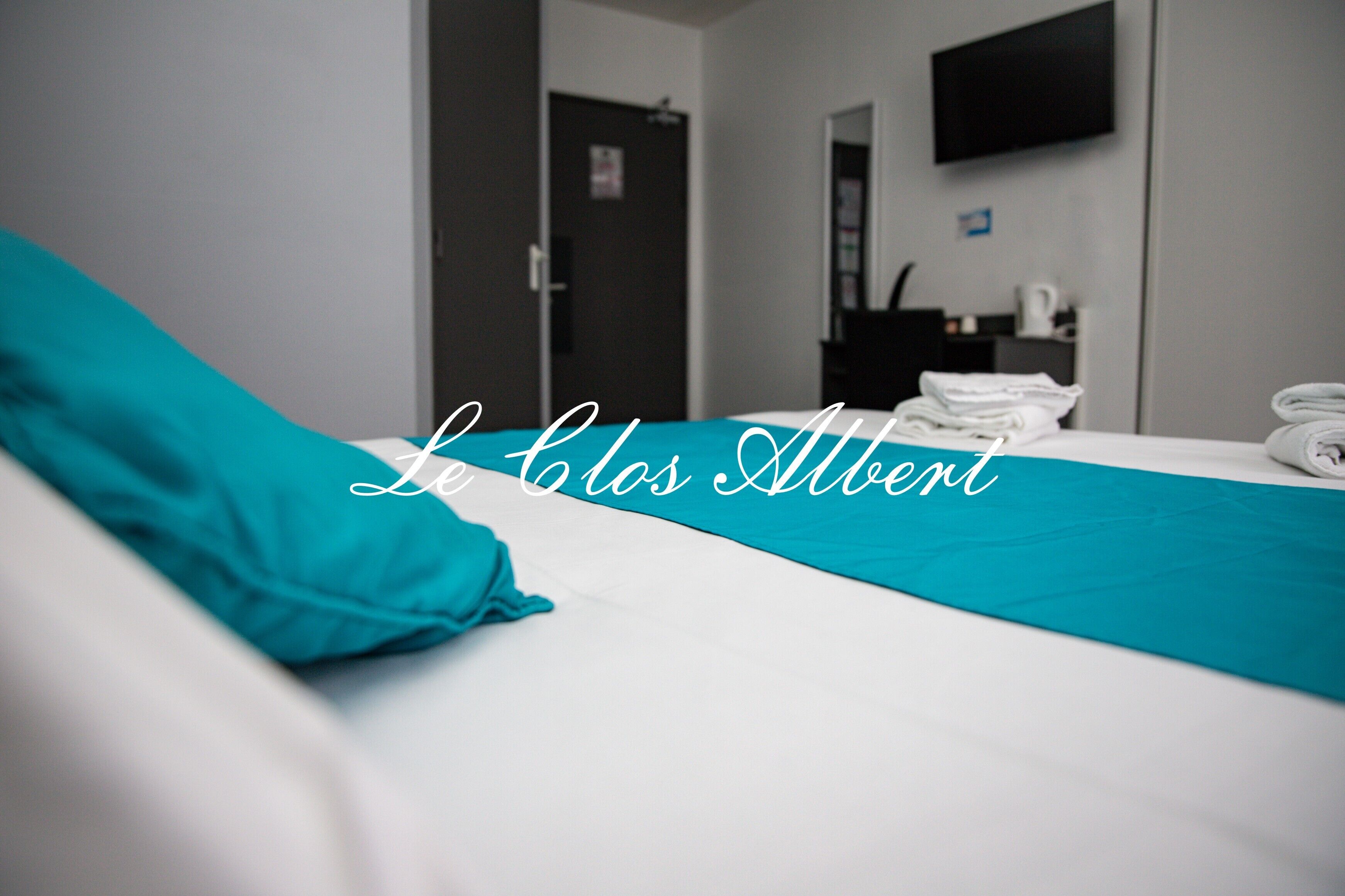 1 bedroom, premium bedding, desk, laptop workspace