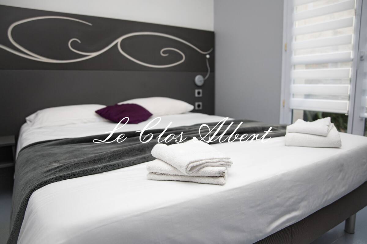 1 bedroom, premium bedding, desk, laptop workspace