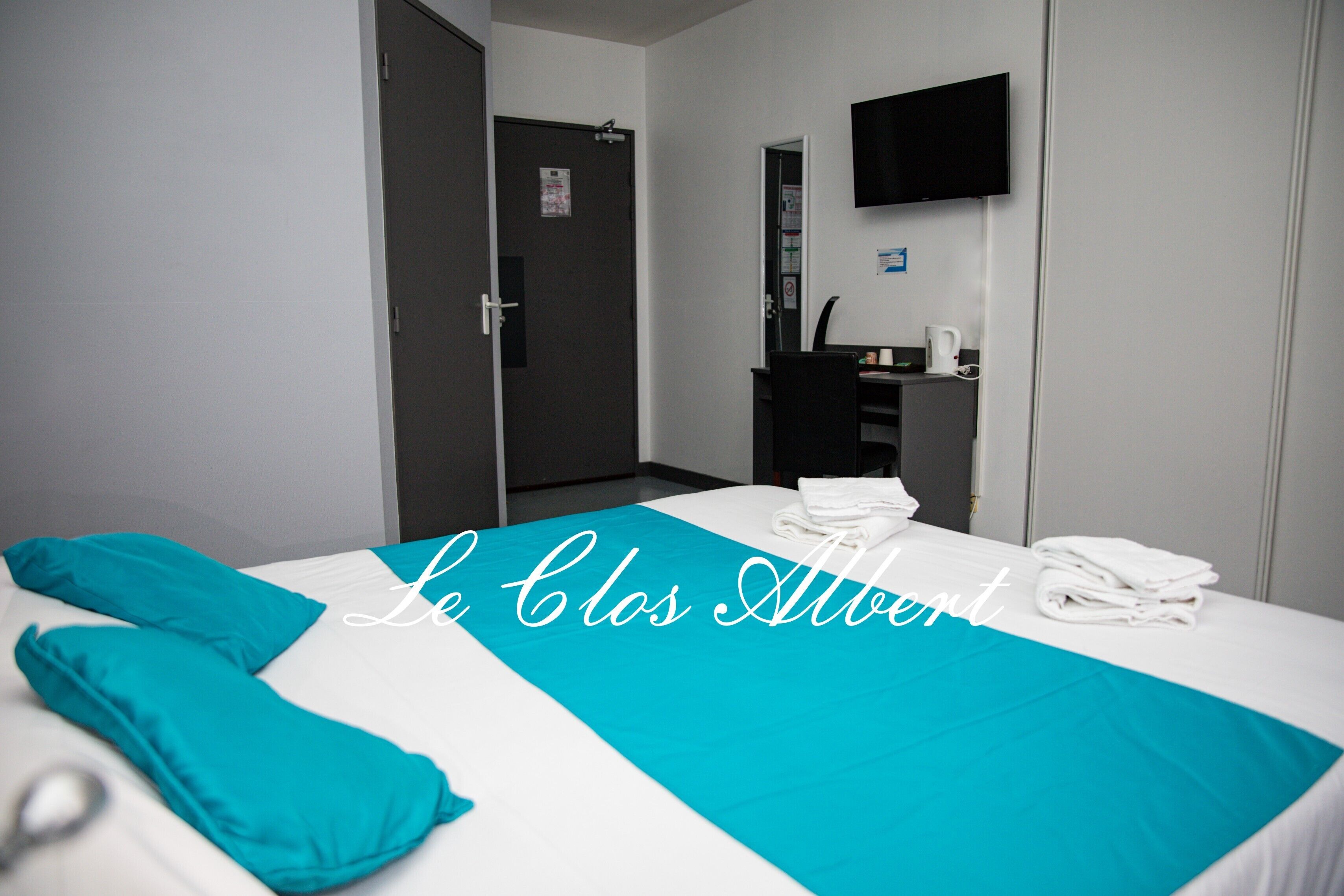 1 bedroom, premium bedding, desk, laptop workspace