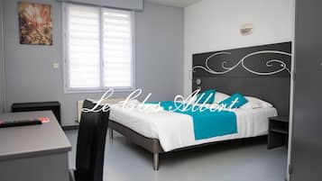 Quarto moderno com uma cama, uma escrivaninha e uma cadeira.