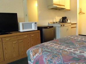 ثلاجة، ميكروويف، ماكينة لصنع القهوة/الشاي