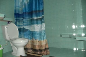 Chambre supérieure double ou avec lits jumeaux | Salle de bain | Douche, articles de toilette (gratuits), séchoir à cheveux