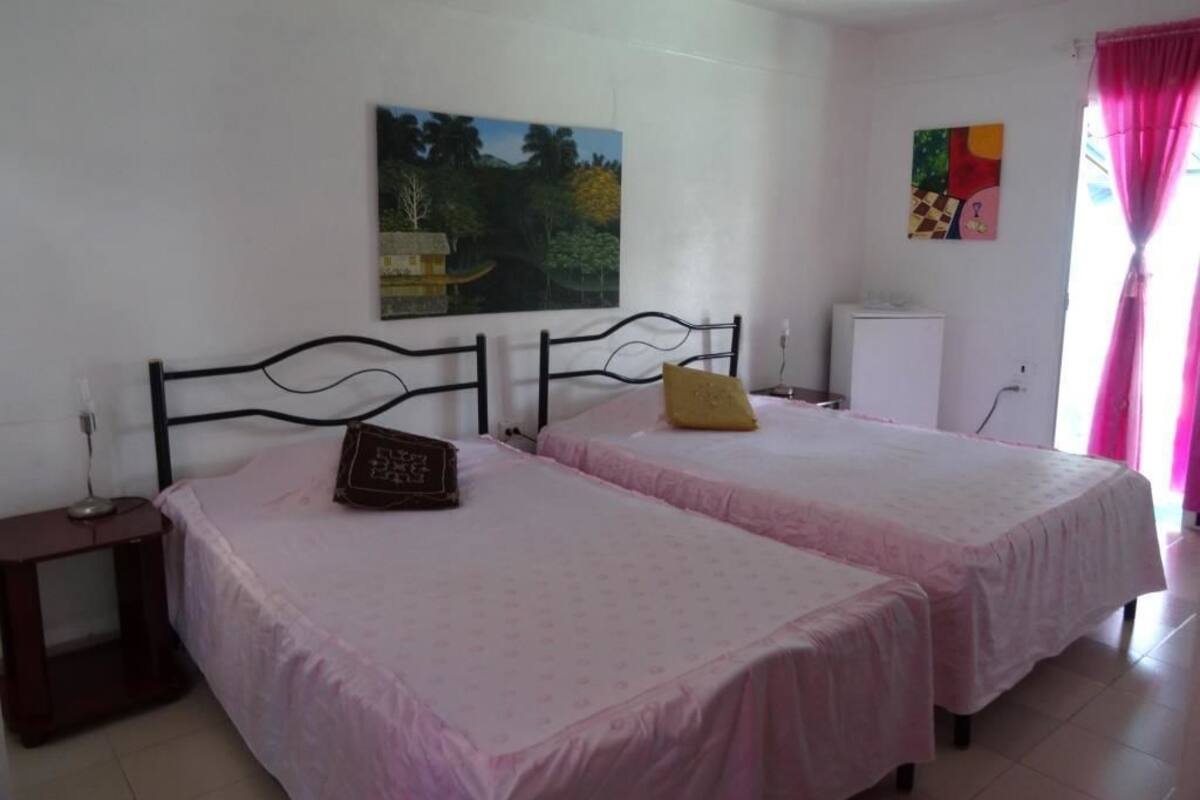 Tabla de planchar con plancha y ropa de cama