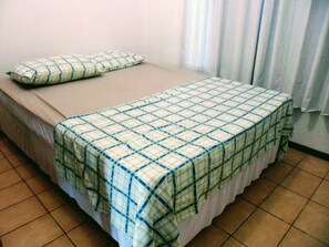 Appartement, 2 chambres | Bureau, rideaux d’obscurcissement, fer et planche à repasser