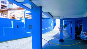 Un garaje para coches con paredes azules y una entrada con cadena.