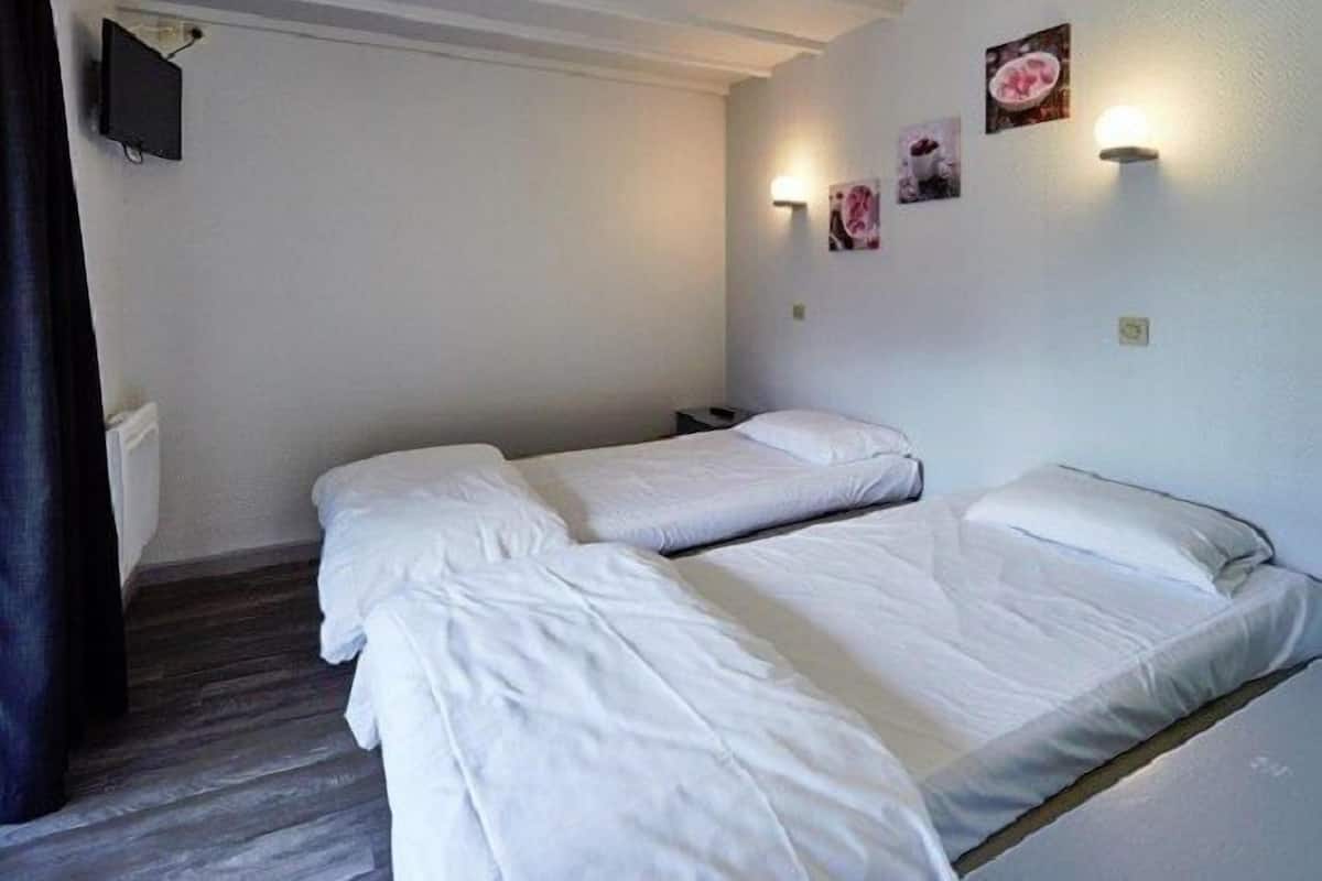 Premium Twin Room | Desk, soundproofing, free WiFi