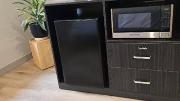 Lodge, 1 King Bed | Bathroom | Shower, free toiletries, towels