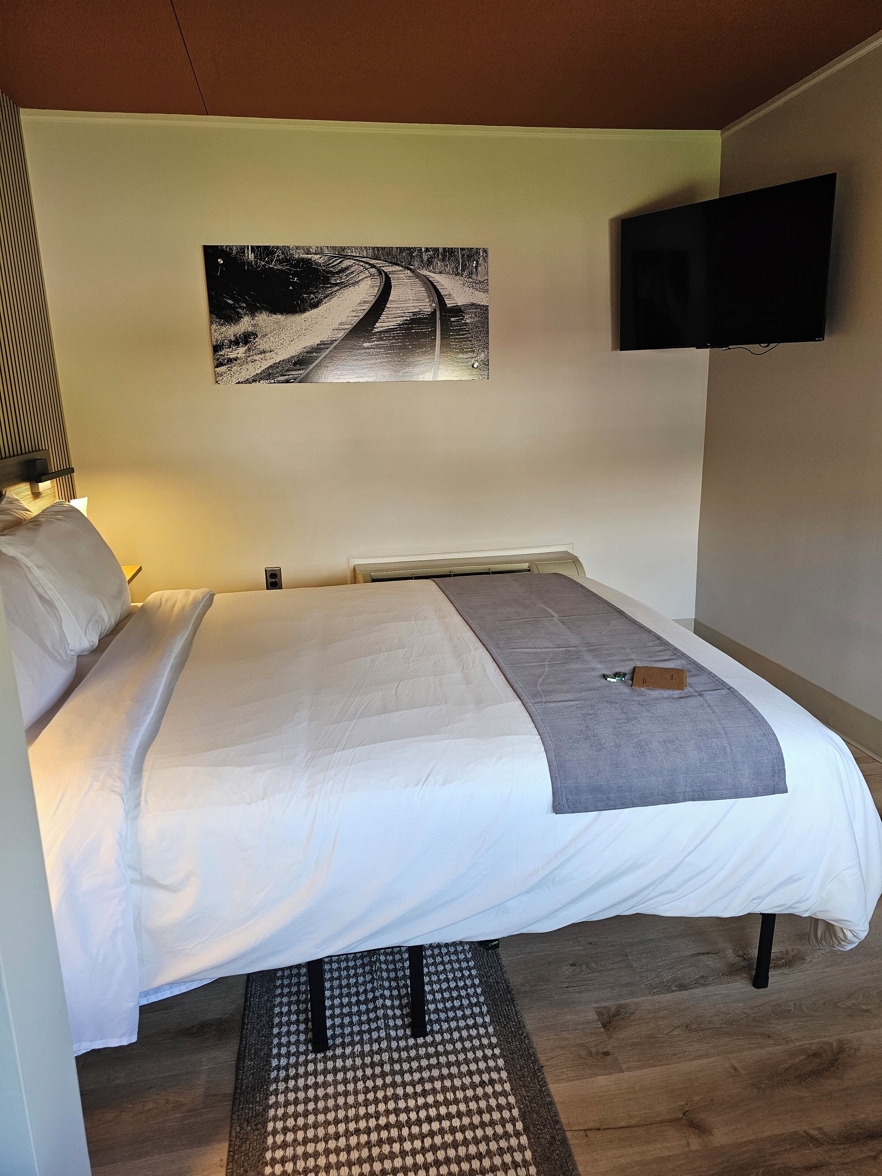 train car, 1 queen bed | free wifi, bed sheets