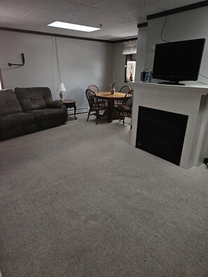 Lodge Suite, 2 Queen Beds | Khu phòng khách | TV 